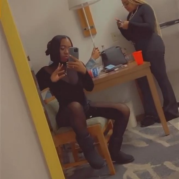 Profile Picture of Alanni Hooks (@alannihooks) on Poshmark
