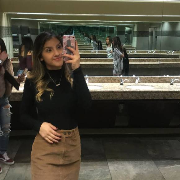 Profile Picture of Diana Idrovo (@diana_idrovo) on Poshmark