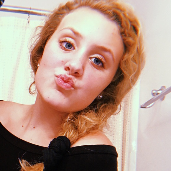 Profile Picture of Olivia Spatafore (@ospatafore04) on Poshmark