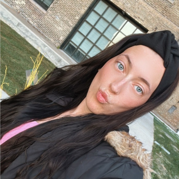 Profile Picture of Claire Czernicki (@claireczernicki) on Poshmark