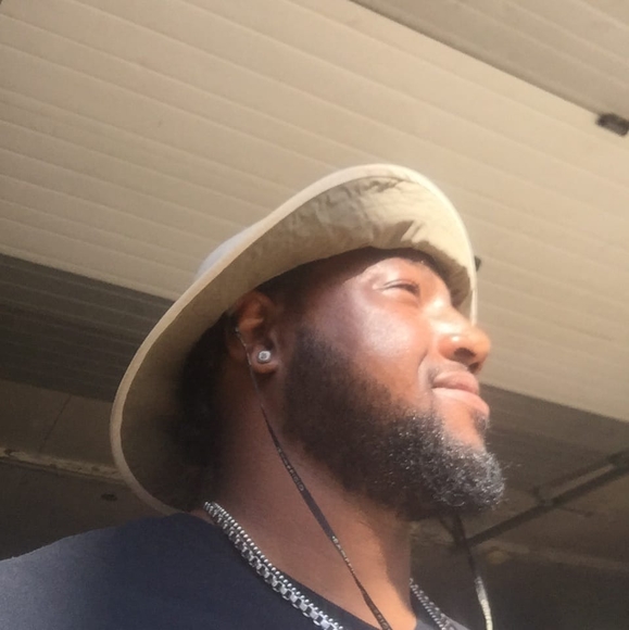 Profile Picture of Lorane Burgess (@loraneburgess) on Poshmark