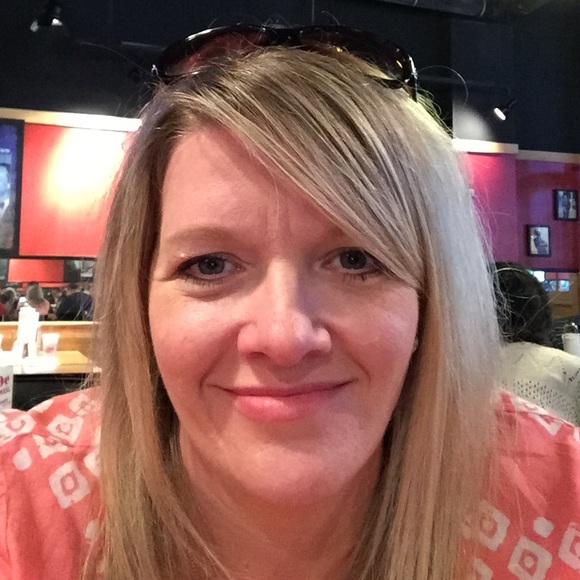 Profile Picture of Robin Reyes (@chase1998) on Poshmark