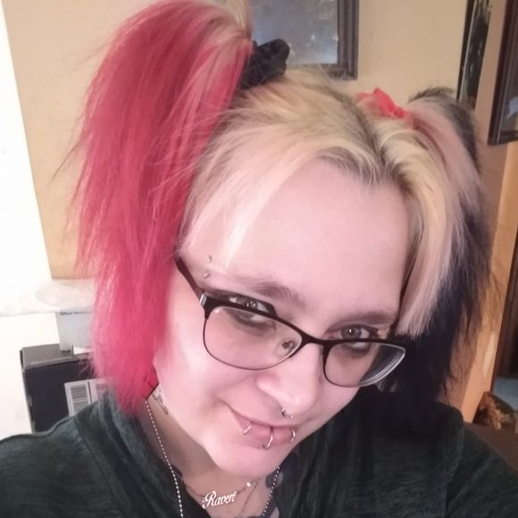 Profile Picture of Sadin Leigh (@sadinleigh) on Poshmark