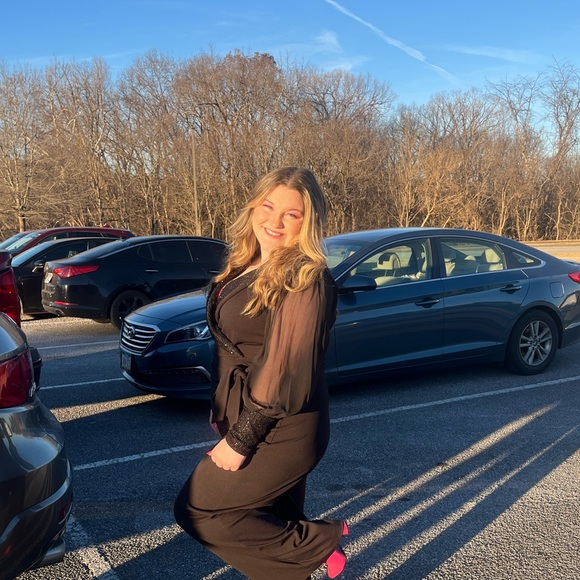 Profile Picture of Hallie Mishak (@halliemishak17) on Poshmark