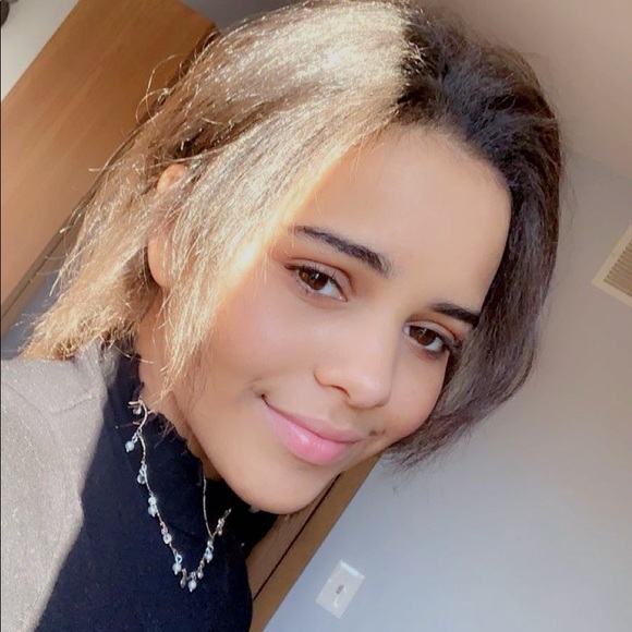 Profile Picture of Simone Woods (@simonewoods) on Poshmark