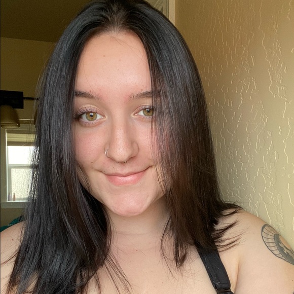 Profile Picture of Becky Thoren (@beckythoren) on Poshmark