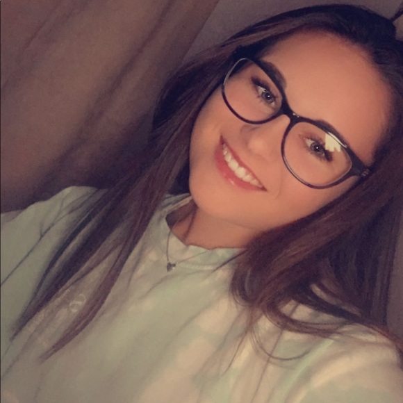 Profile Picture of Brianna Farmer (@brianna15000) on Poshmark