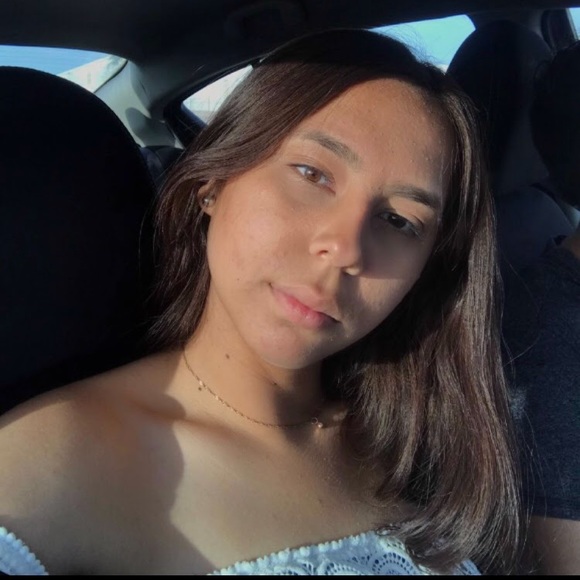Profile Picture of Elizabeth Garcia (@elizabetgsolano) on Poshmark