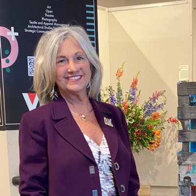 Profile Picture of Lori Thombs (@LoriThombs) on Twitter