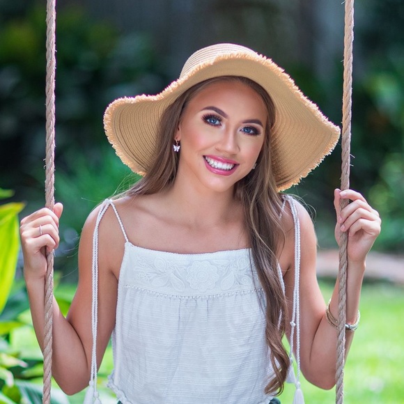 Profile Picture of Ashley Hymel (@ash02closet) on Poshmark