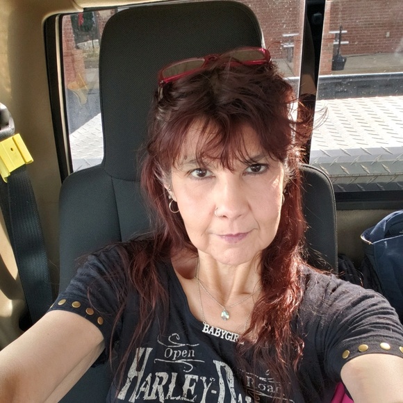 Profile Picture of Kimberly Earnhardt (@kimberlyearnhar) on Poshmark