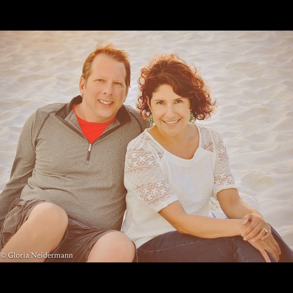 Profile Picture of Gloria Neidermann (@gloneidermann) on Poshmark