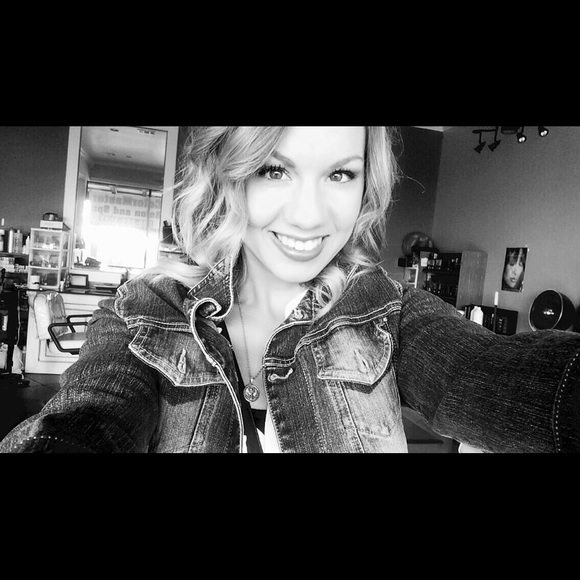 Profile Picture of Cheyenne Wolfe (@cheywolfee) on Poshmark