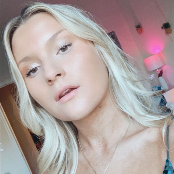 Profile Picture of Shannon Razler (@shannonrazz) on Poshmark