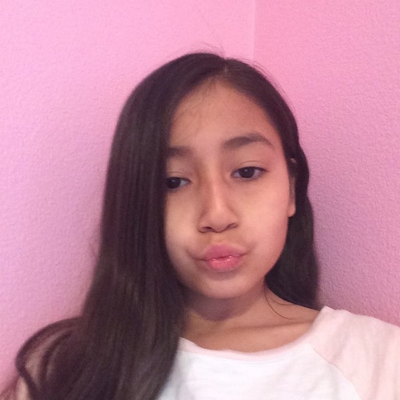 Profile Picture of Noemi Zepeda (@noemizepeda27) on Poshmark