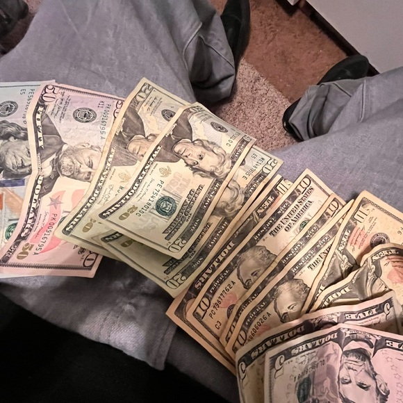 Profile Picture of Ruiz Ruiz (@9ruiz) on Poshmark