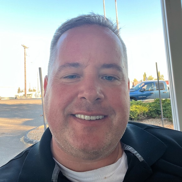 Profile Picture of Joe Barnes (@jbarnez012) on Poshmark