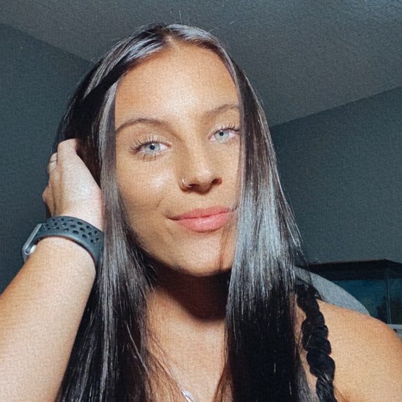 Profile Picture of Megan Vanoy (@megan120100) on Poshmark
