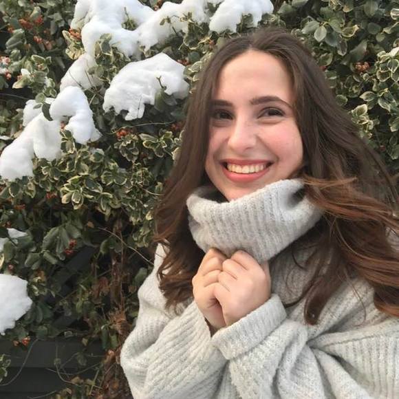 Profile Picture of Julia Oelbaum (@juliaoelbaum) on Poshmark