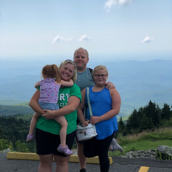 Profile Picture of Kara Daniels hand (@kara528) on Poshmark