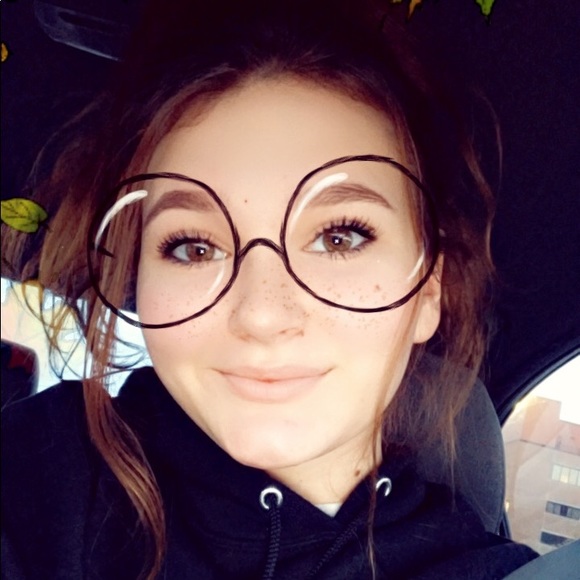 Profile Picture of Bentley Delhotal (@bentley_claire) on Poshmark