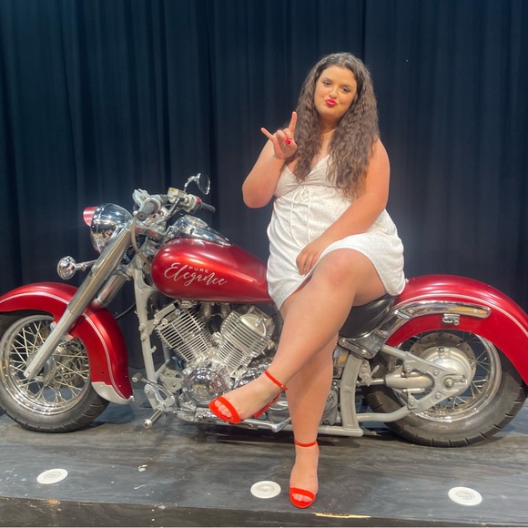 Profile Picture of Mahalie Adams (@mahalieadams) on Poshmark