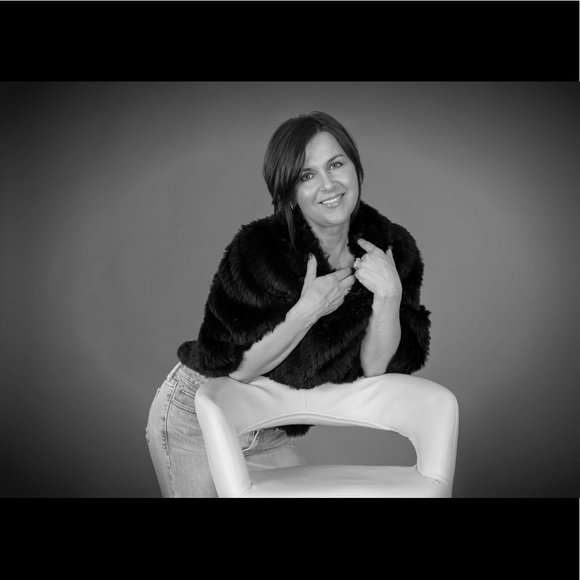 Profile Picture of Anna Kuperman (@annakuperman) on Poshmark