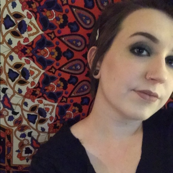 Profile Picture of Kaylee Zogg (@kayymeoww) on Poshmark