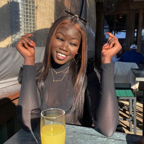 Profile Picture of Emma Alier (@emma_alier) on Poshmark