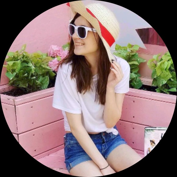 Profile Picture of Kenna Fournier (@bookworm2828) on Poshmark