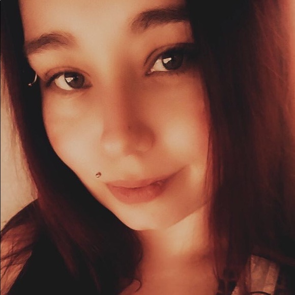 Profile Picture of Whitney Baswell (@whitneybaswell) on Poshmark