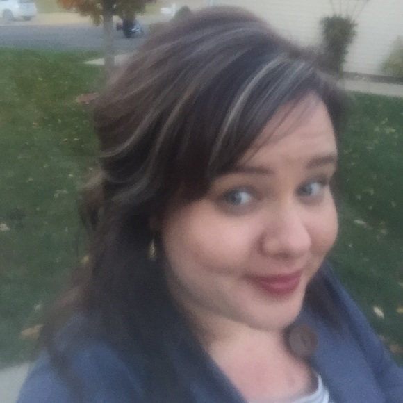 Profile Picture of Kara Hembrook (@flowersared) on Poshmark