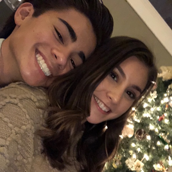 Profile Picture of Adrianna Arnold (@adriannarnold) on Poshmark