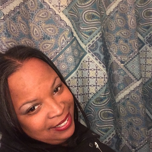 Profile Picture of Stephanie Collins (@stephanie1178) on Poshmark