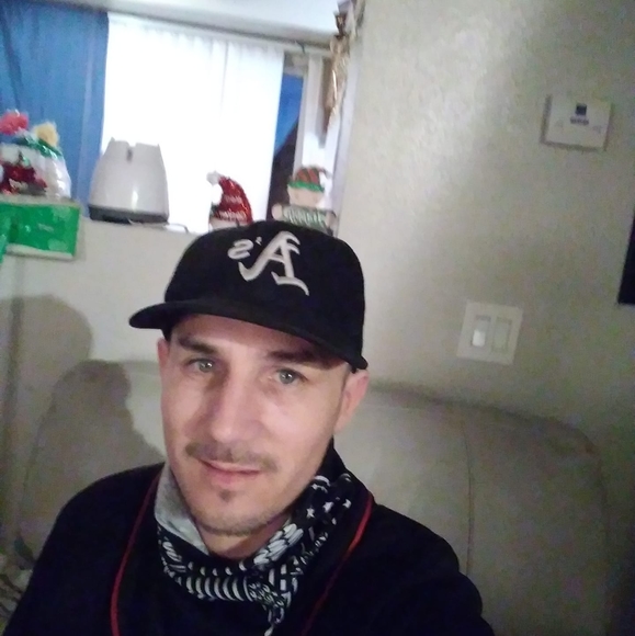 Profile Picture of Andrew Yonikus (@yonikus1978) on Poshmark