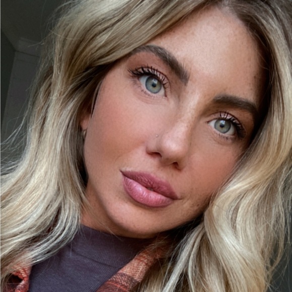 Profile Picture of Lindsey Smethers (@lindseysmethers) on Poshmark