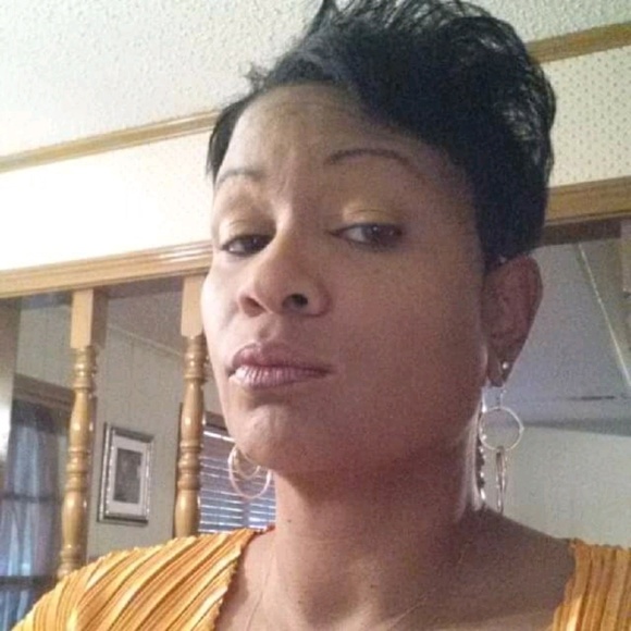 Profile Picture of Andrea Brumfield (@andrea2018) on Poshmark