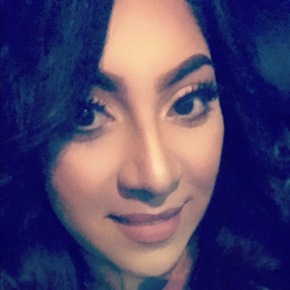 Profile Picture of Amanda Calderon (@acal0922) on Poshmark