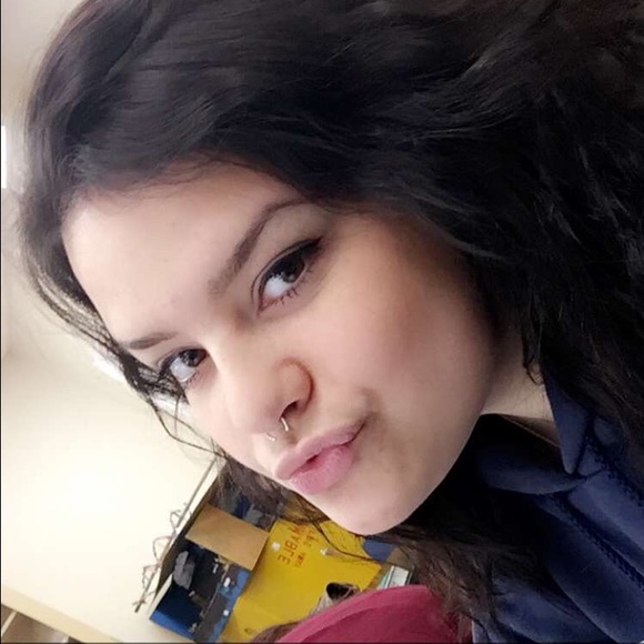 Profile Picture of Chloe Wade (@chloeewade) on Poshmark