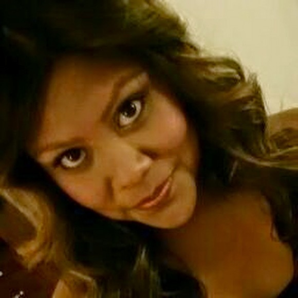 Profile Picture of Corina Simon (@corinasimon2) on Poshmark