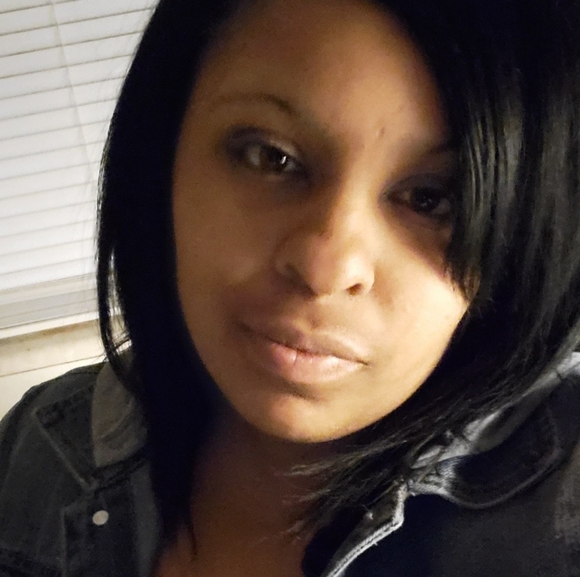 Profile Picture of Gamia Stuart (@gamiastuart) on Poshmark