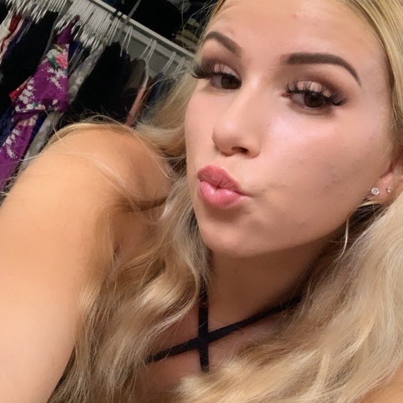 Profile Picture of Kalaya Allen (@kalayaallen07) on Poshmark