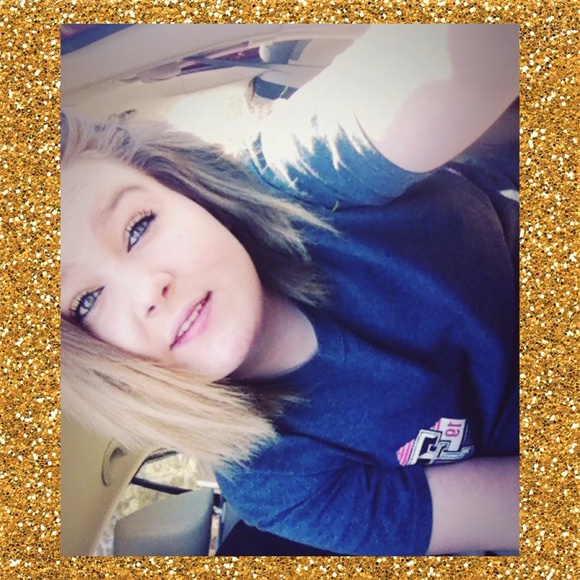 Profile Picture of Tehya Sage (@tehya_sage) on Poshmark