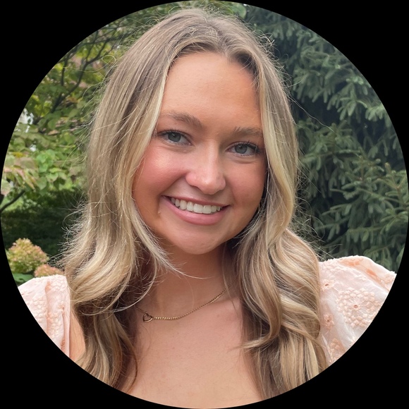 Profile Picture of Adrianna Claypool (@annavioclay) on Poshmark