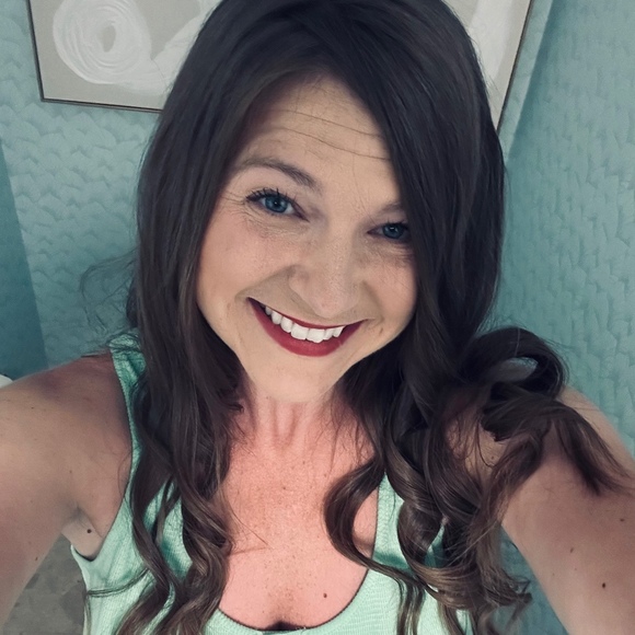 Profile Picture of Courtney Tucek (@ctucek0522) on Poshmark