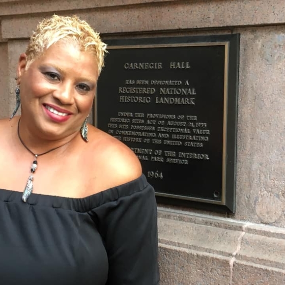 Profile Picture of Deborah Sinclair (@deborahsinclair) on Poshmark