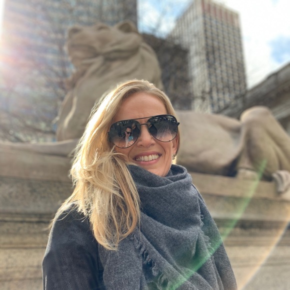 Profile Picture of Jennifer Goldman (@heelshgcloset) on Poshmark