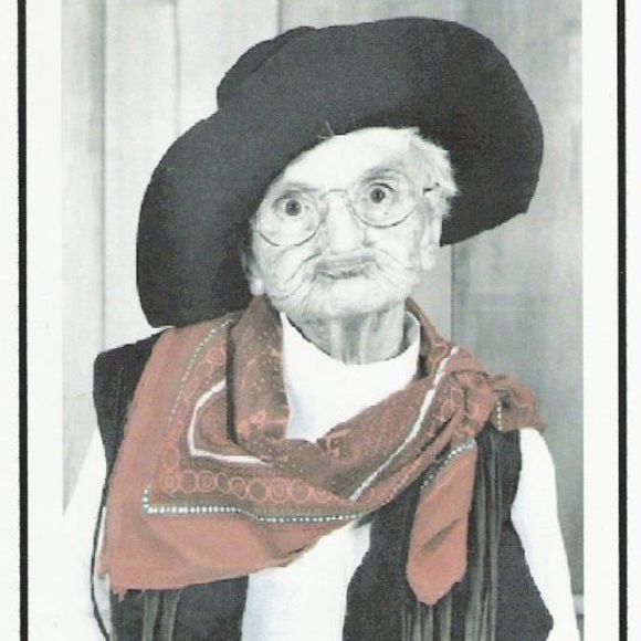 Profile Picture of Dee Chambers (@ktnkbdle) on Poshmark