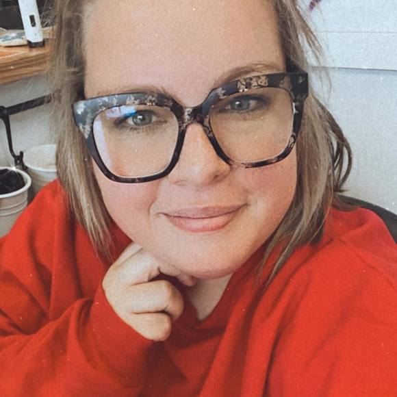 Profile Picture of Jillian Dretzka (@jedretzka) on Poshmark