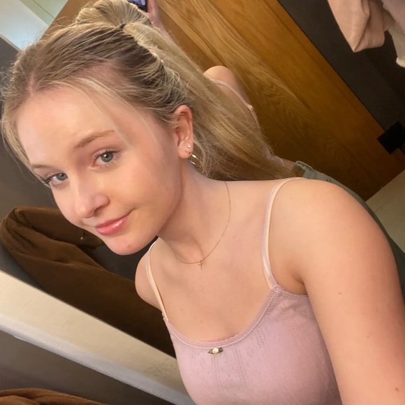 Profile Picture of Hailey Collier (@haileycollier14) on Poshmark